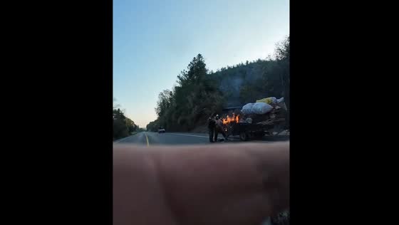 Trio rescues tricycle from fire in Jiangxi Province, China