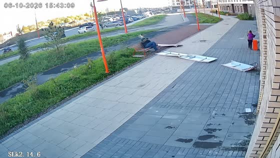 Metal panel falls from residential building in Lomonosovsky, Russia