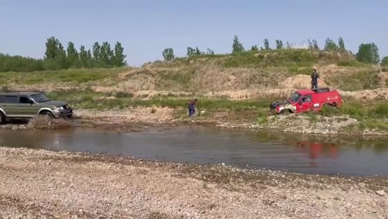 Tow strap snaps loose and strikes man during truck recovery near river in Hebei, China