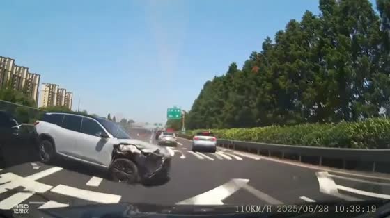 Dashcam captures multi-car crash on highway in Zhejiang, China