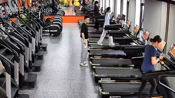 Man tumbles off treadmill after stepping on at high speed in Zhejiang, China