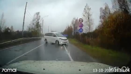 Dashcam captures head-on collision on wet road in Vladimir, Russia