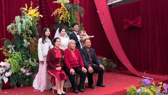 Groom lifts playful dog to join family photo during wedding in Shanxi, China