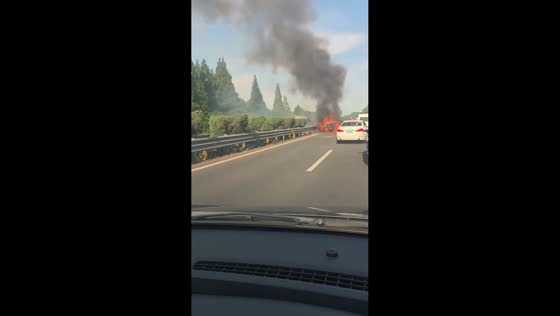 Car engulfed by fire on highway in Zhejiang, China