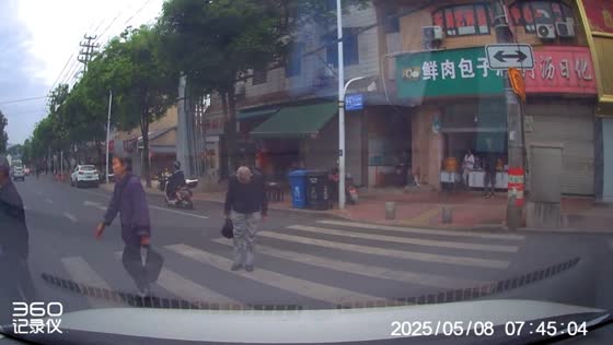 Man bows to drivers before crossing street in Anhui, China