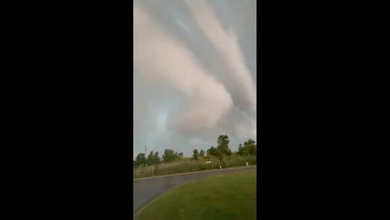 Shelf cloud spotted amid storm warning in Trenton, Michigan, USA