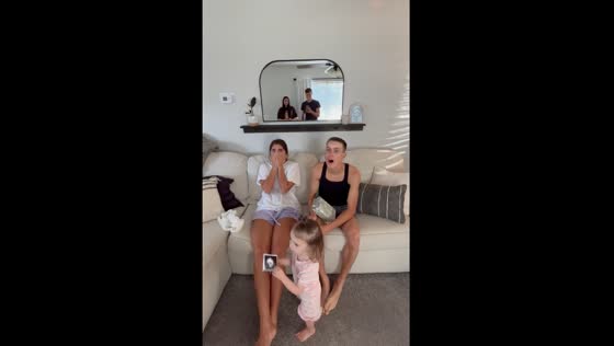 Siblings surprised by twin pregnancy announcement