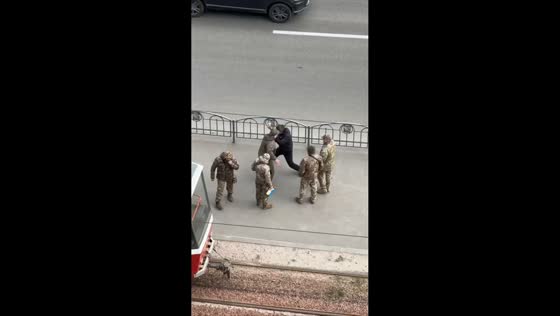 Man escapes alleged mobilization attempt and flees across busy road in Kharkiv, Ukraine