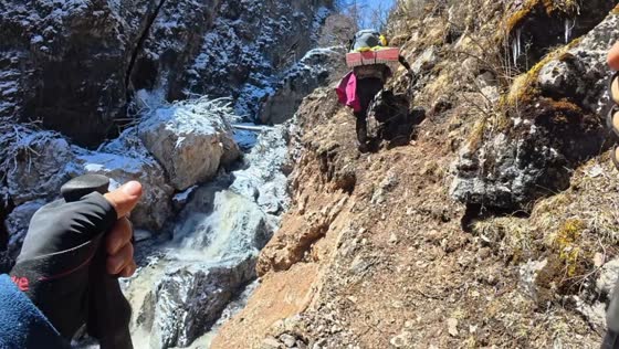 Person slips and falls down slope at cuomei peak in Gansu, China