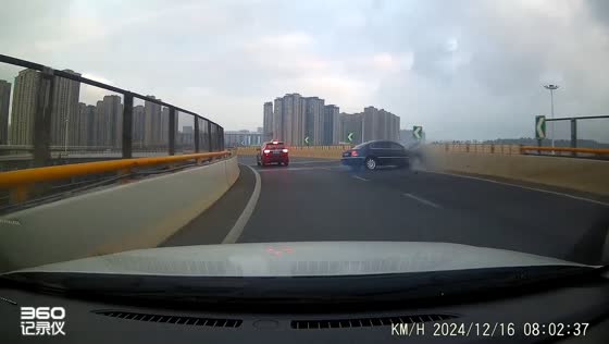 Car loses control and crashes into wall due to overspeeding in Yunnan, China