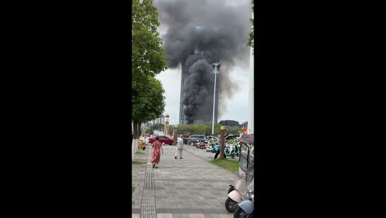 Fire breaks out at high-rise building in Nanchong Wanda Plaza, Sichuan, China