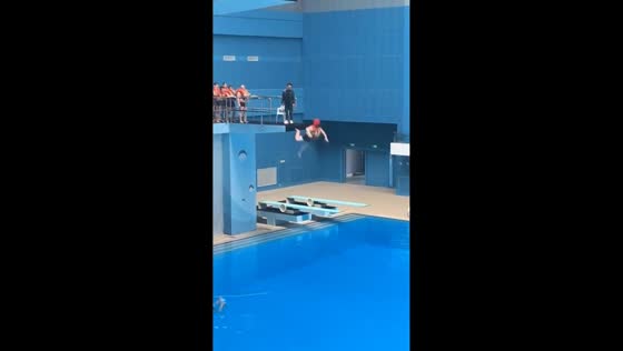 Man loses balance while jumping from diving platform into pool in Jiangsu, China