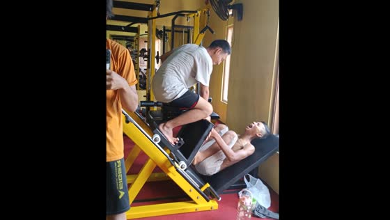 Gymgoer fails to hold weight with legs and gets pressed