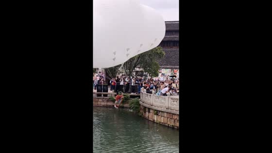 Aerial dancer nearly swept away by wind in Zhejiang, China