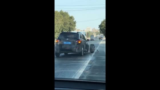 Car loses wheel while driving in Guangdong, China