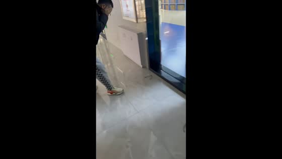 Man walks into glass door and breaks glasses in Jilin, China