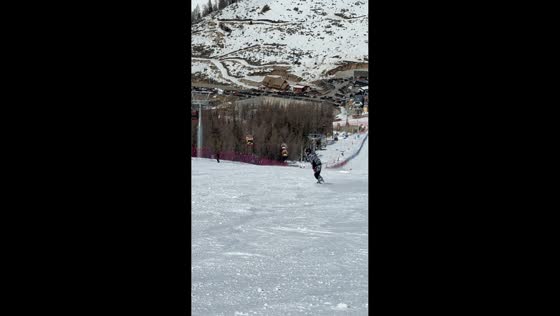 Snowboarder avoids collision with quick maneuver in Xinjiang, China
