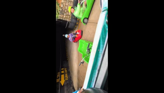 Go-kart crash sends man flying into bushes in Da Lat, Vietnam