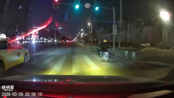 Motorcycle collides with taxi after sudden turn in Liaoning, China