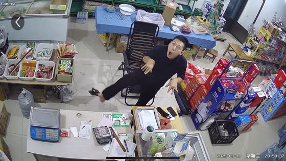 Barefoot man startled after stepping on mousetrap in Hebei, China