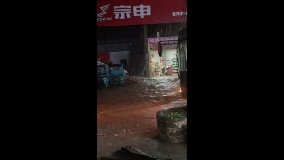 Severe flash flood leaves bus stranded on street in Zhejiang, China