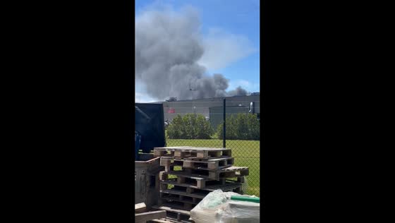 Massive factory fire sends thick smoke over Dandenong, Melbourne, Australia