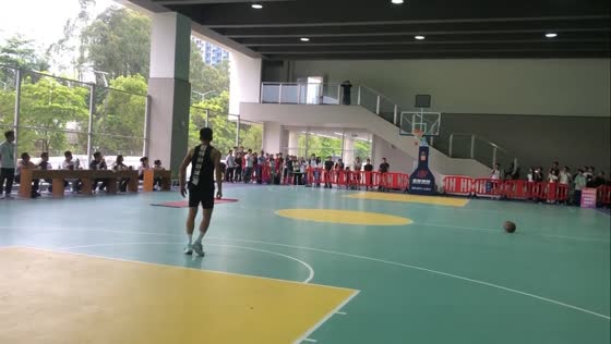 Impressive long-distance basketball throw during teachers’ sports competition in Guangdong, China