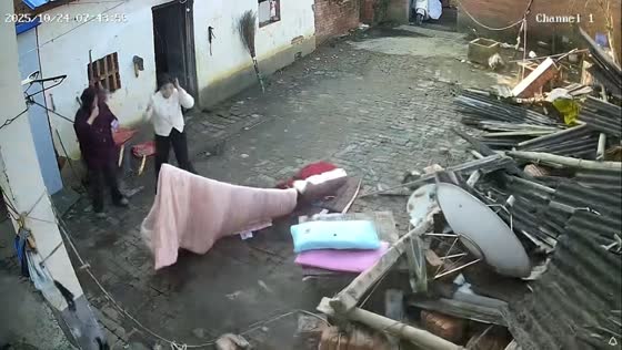 Woman startled as shed roof collapses during laundry in Henan, China