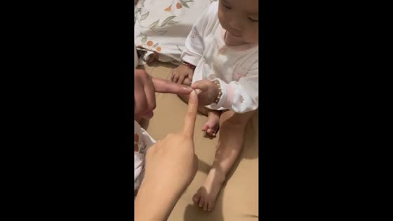 Baby impresses with finger-pointing trick in Shandong, China