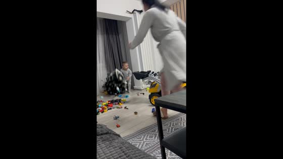 Mother slips chasing son after Christmas tree mishap in Călărași, Romania