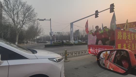 Playful honking exchange unfolds between car and truck passengers in Shandong, China