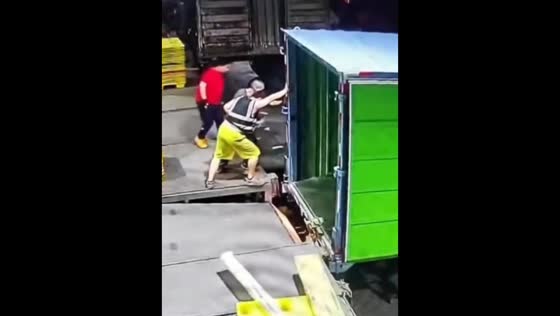 Worker falls as truck moves during loading in Henan, China