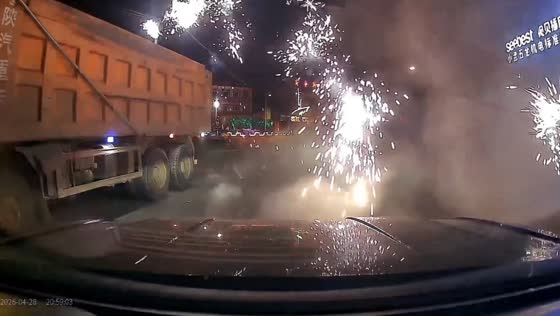Out-of-control pickup crashes into pole causing sparks in Hebei, China