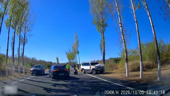 Truck sideswipes car while passing an existing accident scene in Gansu, China