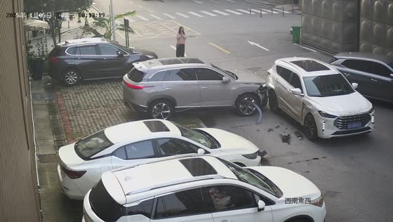 Parking attempt turns into minor collision in Hunan, China