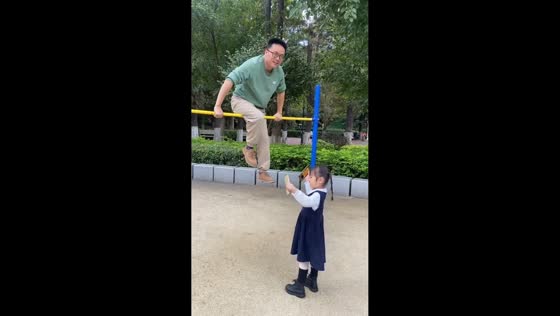 Father loses balance and accidentally kicks daughter while playing at playground in Fujian, China