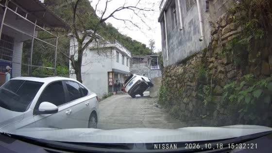 Car overturns after driver accidentally presses accelerator on ramp in Hunan, China