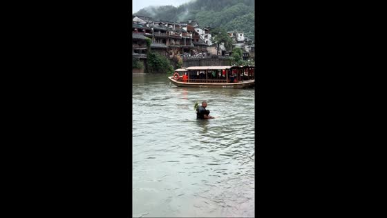 Man jumps into river to rescue drowning woman in Hunan, China