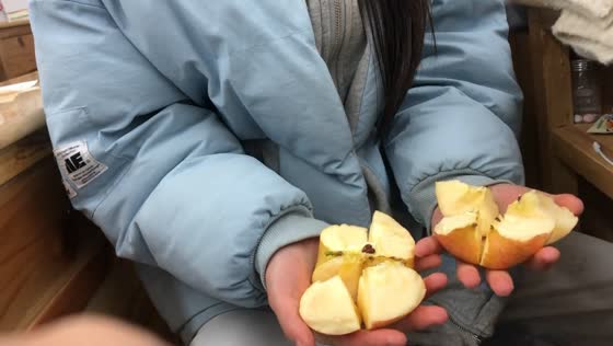 Woman effortlessly breaks apple into eight pieces with bare hands in Jiangsu, China