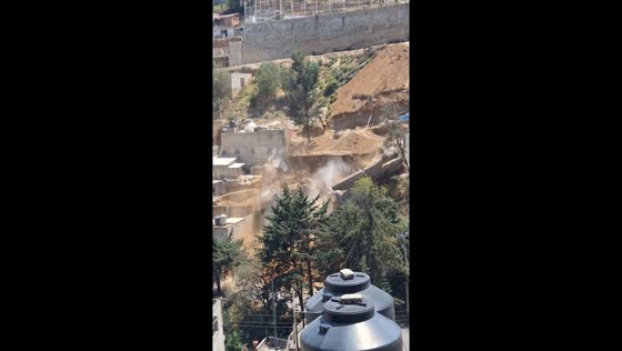 Video captures landslide in Naucalpan de Juárez, Mexico