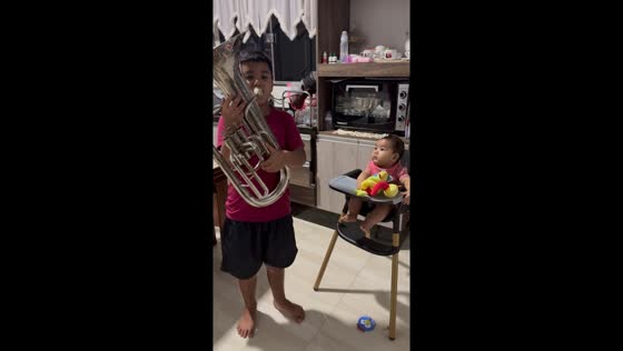 Baby hilariously startled by brother’s horn in Rio de Janeiro, Brazil