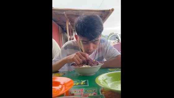 The man dozed off while eating and was scorched by his meal!