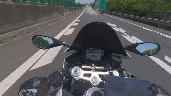 Tire blowout causes vehicle to swerve on highway in Hunan, China