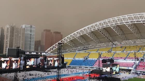 Extreme sandstorm damages stadium and forces concert evacuation in Harbin, China