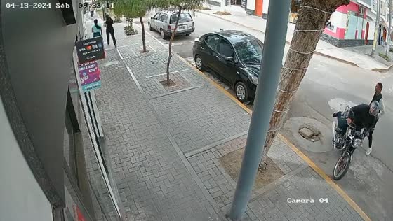 Misunderstood intent: women mistake innocent arrival for robbery attempt in Peru