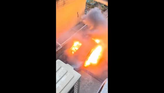 Electric car suddenly smokes and explodes in Guizhou, China