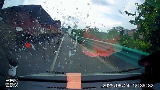 Dashcam captures sudden rear-end crash behind slow-moving traffic in Guangxi Province, China