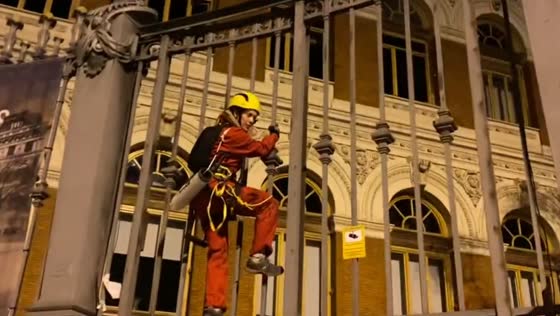 Greenpeace Activists Close Ministry of Agriculture in Madrid Demanding End to Macro-Farms and Clean Water