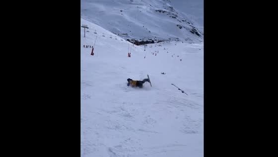 Skiing person falls in Val Thorens