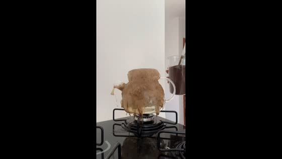 Coffee overflows after brewing attempt without a filter in São Paulo